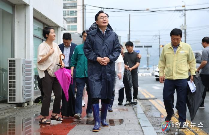 윤병태 나주시장이 지난 7월 집중호우로 침수된 금천면 소재지 일원을 긴급 점검하고 있다.