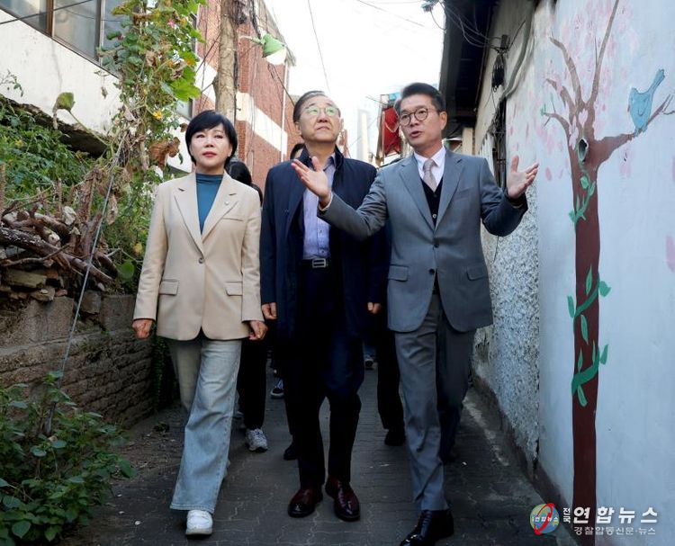 김윤덕 국토교통부 장관이 정원오 성동구청장 등과 함께 성수1구역 주택재건축정비사업 현장을 방문하고 있다.