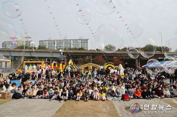 풍선과 버블이 가득한 꼬꼬마 대장 축제를 즐기는 어린이들