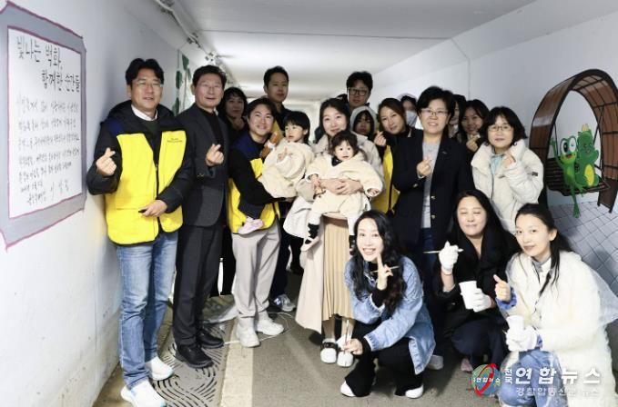 이상일 용인특례시장은 2일 동백호수공원 벽화그리기 현장을 찾아 봉사자들을 격려했다