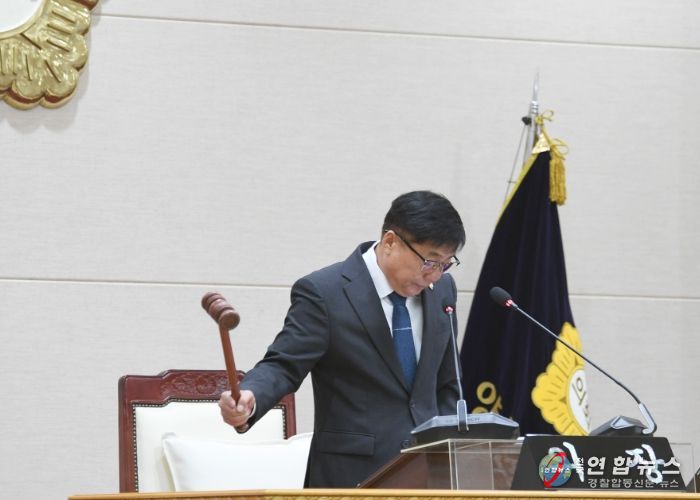 윤창철 의장이 제382회 임시회 제1차 본회의를 주재하고 있다.