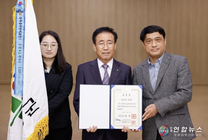 표창장 수여(왼쪽부터 주인순 주무관, 김문근 단양군수, 백승권 기획팀장)