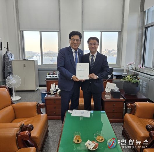 이상익 함평군수, 조계원 의원 기념촬영 모습