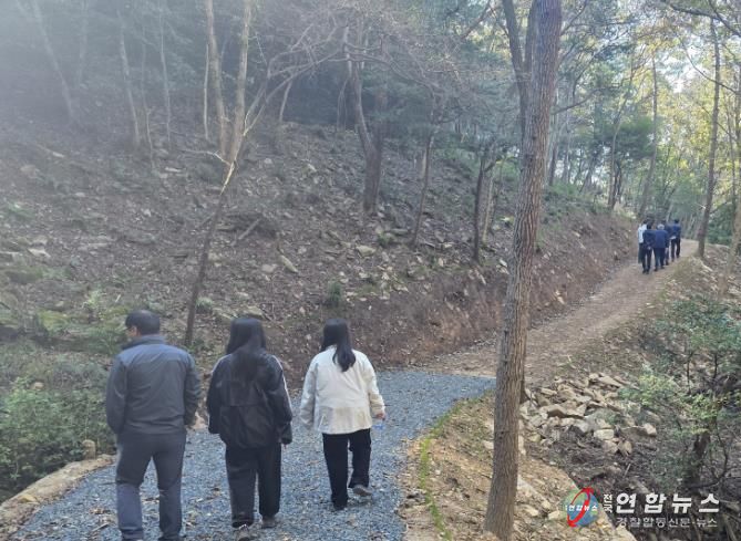 트레킹길을 즐기는 이용객들의 모습