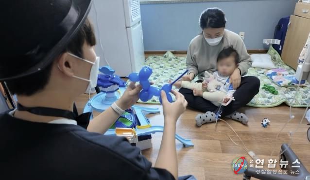 마술동아리 마피아가 소아병원 어린이를 대상으로 마술쇼를 펼치고 있다.