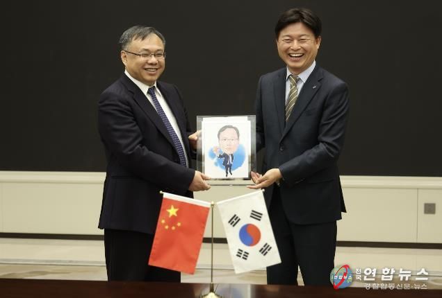 조용익 부천시장(오른쪽)이 2일 왕흐어성 하얼빈시장을 만나 자매결연 체결 30주년을 기념하며 사진을 촬영하고 있다.