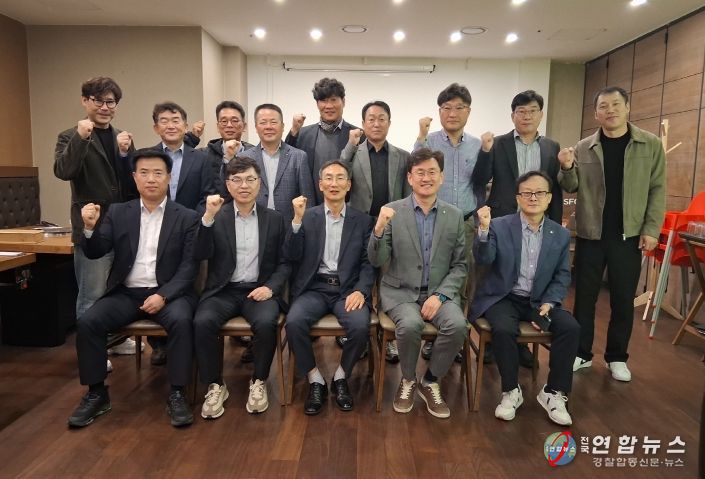 아산시·천안시와 생활권 현안 공유 및 상생협력 논의(첫 번째 줄 왼쪽에서 세 번째 방효찬 아산시 도시개발국장, 네 번째 이경열 천안시 도시주택국장)