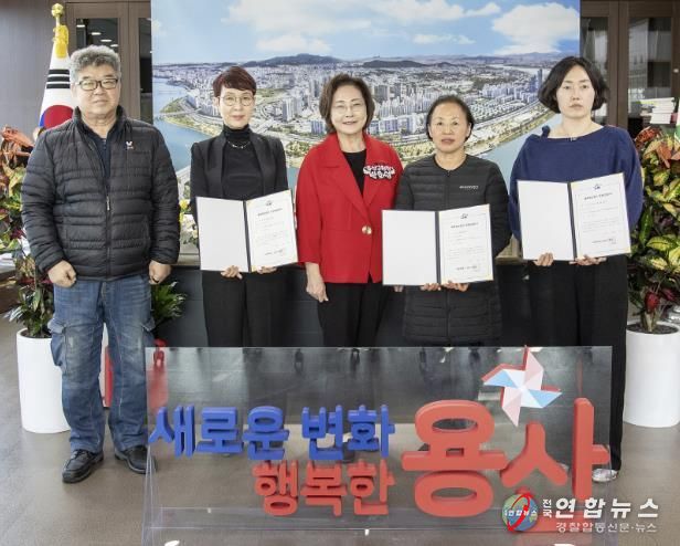 박희영 용산구청장(왼쪽에서 세 번째)이 ‘골목형상점가’로 추가 지정된 상인들과 기념촬영을 하고 있다.