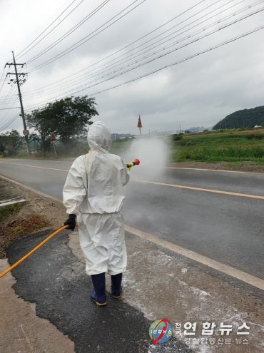 천안 풍서천 일대에서 H5형 조류인플루엔자(AI) 항원이 확인된 가운데 천안시가 인근 가금농가 입구를 통제하고 있다.
