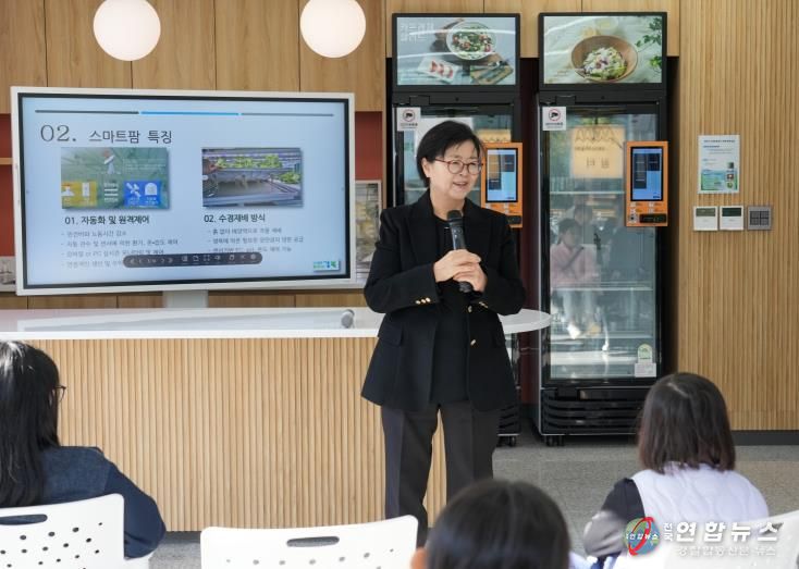 지난 5일 진행된 스마트팜센터 체험 프로그램에서 이순희 강북구청장이 인사말을 하고 있다.