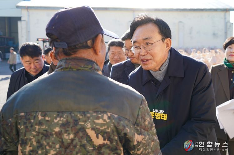 윤병태 나주시장이 14일 건조벼 매입 현장에서 농가들을 격려하고 있다.