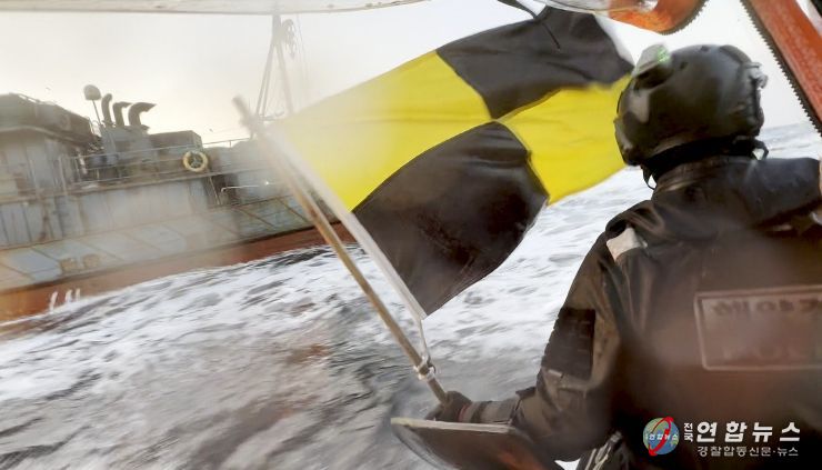 도주중인 불법 외국어선에 정선명령을 하는 해양경찰