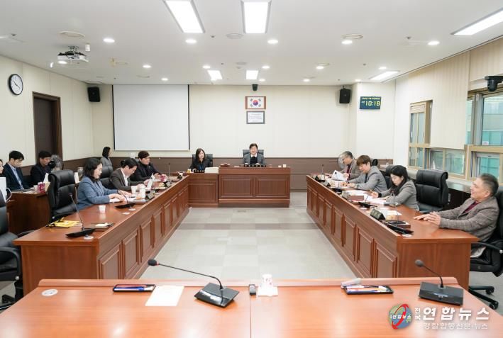 용인특례시의회 자치행정위원회, 2025년도 행정사무감사 마무리하며 강평 실시
