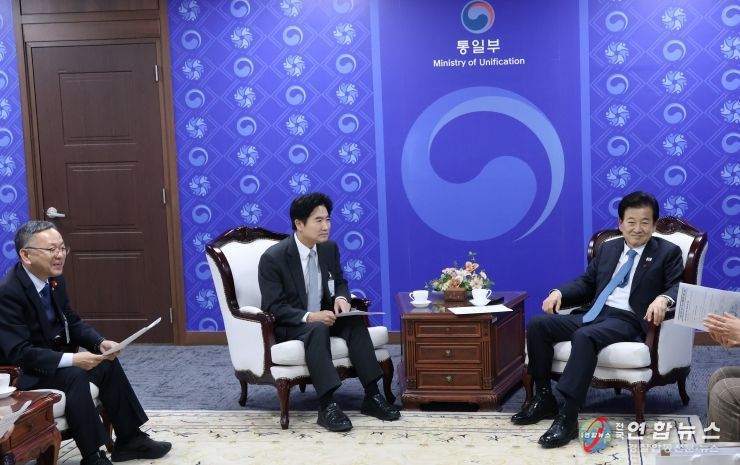 김대중 전남교육감이 지난 25일 통일부를 방문해 정동영 통일부장관과 대화를 나누고 있다.