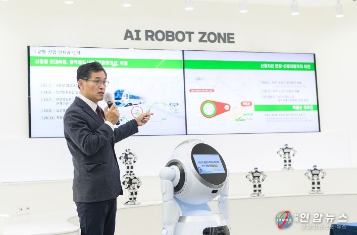 26일 넓은들미래교육센터에서 진행한 ‘서울시 출입기자 프레스투어’에서 브리핑 중인 이기재 양천구청장