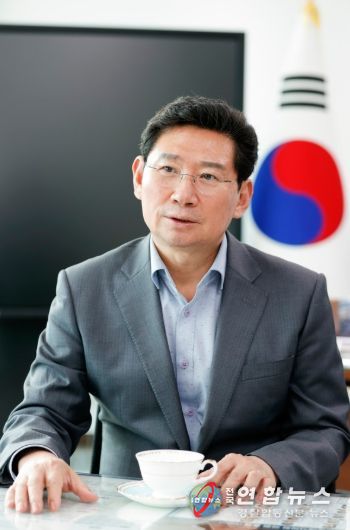 이상일 용인특례시장은 지난 8월 13일 구윤철 기획재정부 장관에게 서한문을 보내 '용인 첨단시스템반도체 클러스터 국가산업단지'에 토지를 수용당한 이주민을 위한 지원책 마련을 건의했다