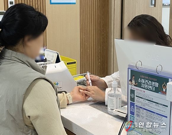 소하건강생활지원센터에서 지역 주민들을 대상으로 당화혈색소 검사가 진행되고 있다.
