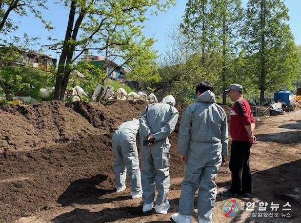 (전문가 컨설팅) 악취 전문가가 아산시 소재 축산농가를 방문해 악취저감을 위한 방안을 마련하기 위해 시설을 점검하고 있다.