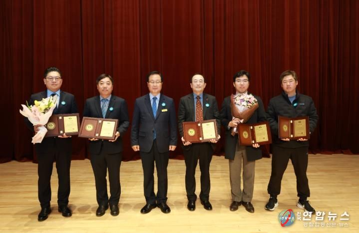 완주군, 지방재정 이끈 우수납세자 감사패 수여