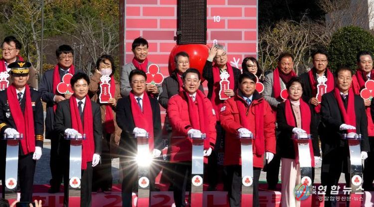 김영록 전라남도지사가 1일 전남도청 광장에서 열린 ‘희망 2026 나눔캠페인’ 출범식 및 사랑의 온도탑 제막식에서 참석자들과 사랑의 온도 올리기 퍼포먼스를 하고 있다.