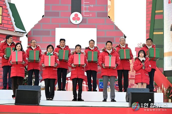 오세훈 서울시장이 1일 광화문광장에서 열린 ‘희망2026 나눔캠페인 출범식’에서 온도탑 점등 퍼포먼스에 참여하고 있다.