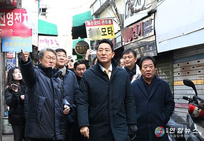 4일 오전 오세훈 시장이 세운2구역을 방문해 노후된 세운지구 현황을 살펴보고 있다.