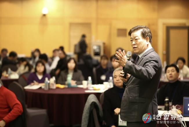 박승원 광명시장이 4일 오후 제주도 켄싱턴 리조트에서 열린 ‘2025 대한민국 ESG정원정책포럼-공무원 혁신 리더십 과정’에 참석해 ‘탄소중립으로 지속가능한 도시전환’을 주제로 한 특별강연을 하고 있다.