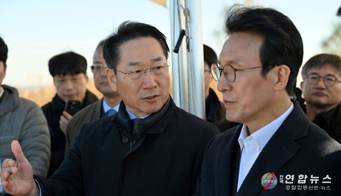 유정복 시장이 지난 11월 21일 수도권매립지에서 김민석 국무총리와 매립 현황과 매립장 사용종료에 따른 활용방안을 점검하고 있다.