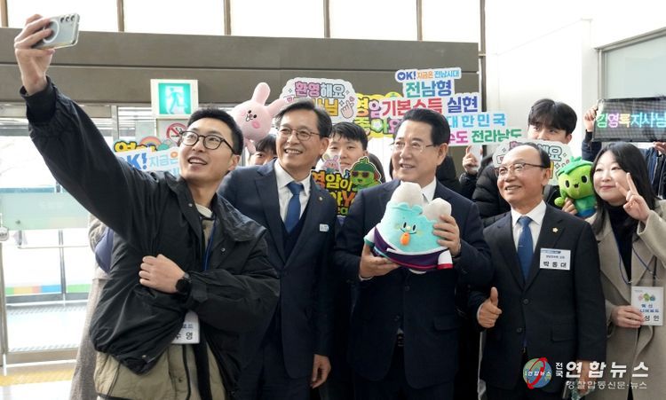 8일 영암군민회관 대회의실에서 열린 ‘영암군 정책비전 투어’ 행사에 참석한 김영록 전라남도지사가 영암군청 직원들과 함께 기념촬영을 하고 있다.