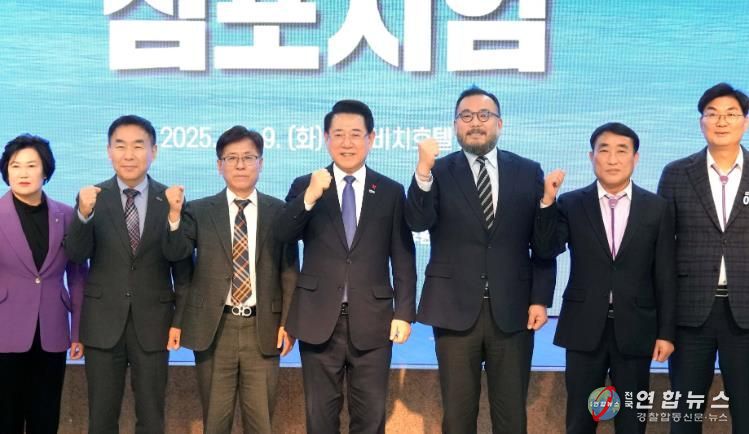 김영록 전라남도지사가 9일 목포 신안비치호텔에서 열린 ‘해상풍력사업 국민 100조 펀드 도약 심포지엄’에 참석해 주요내빈과 기념촬영을 하고 있다.