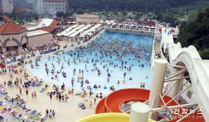 아산스파비스의 대형 파도풀과 미끄럼틀 모습.