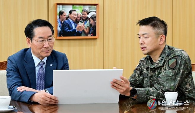 유정복 인천광역시장이 10일 시청 접견실에서 이광섭 육군 제17보병사단장과 인천 안보태세를 점검하고 있다.