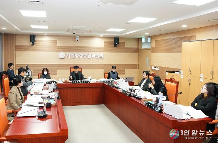 아산시의회 기획행정농업위원회가 제263회 아산시의회 제2차 정례회 중 2026년도 본예산 심사를 진행하고 있다.