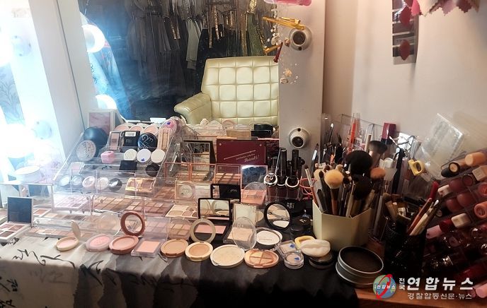 업소 내 미용 시설(거울, 의자, 미용 도구 등)