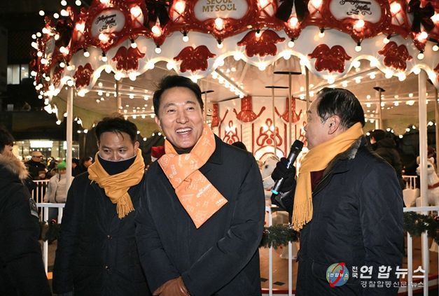 오세훈 서울시장이 12일(금) 서울윈터페스타 개막식 참석 후 광화문광장의 '크리스마스 마켓'을 둘러보고 있다.