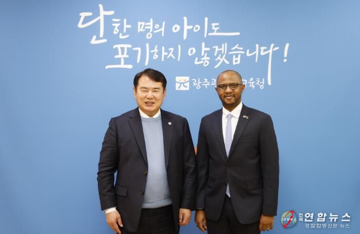 이정선 광주시교육감이 15일 교육감실에서 탄자니아대사관 토골라니 에드리스 마부라(Togolani Edriss Mavura) 대사과 만나 교육기관 협력 방안을 논의한 후 기념사진을 촬영하고 있다.