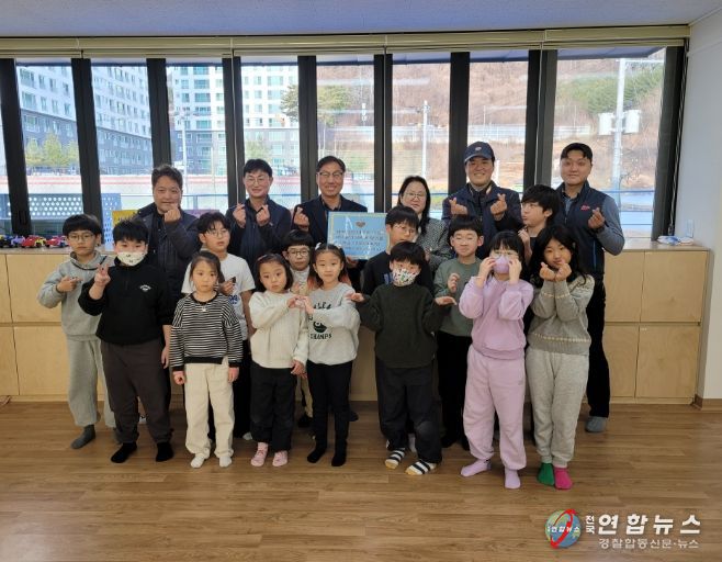 영월우체국‘그린나래’,별총총돌봄센터에 기부금 전달