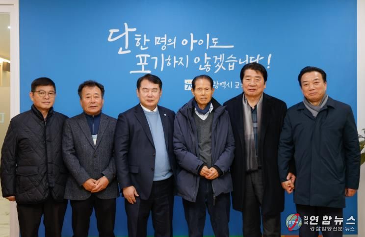 이정선 광주시교육감(왼쪽 3번째)가 15일 교육감실에서 진행한 ‘교육감-산업단지 대표’ 간담회에서 광주 지역 4개 산업단지 협의회 회장단과 함께 간담회 후 기념사진을 촬영하고 있다.