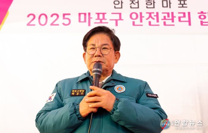 박강수 마포구청장은 레드로드에서 연말연시 다중잉판 안전관리에 적극적인 대응을 할 것을 당부하고 있다.