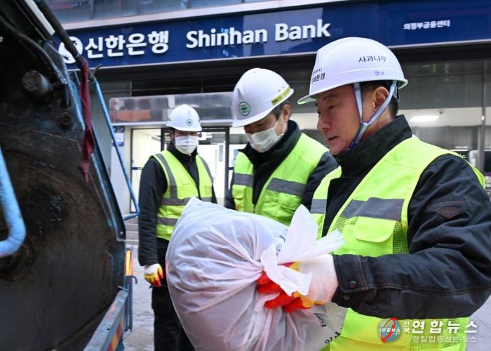 김동근 시장이 12월 23일 환경미화원들과 함께 생활쓰레기를 수거하고 있다.