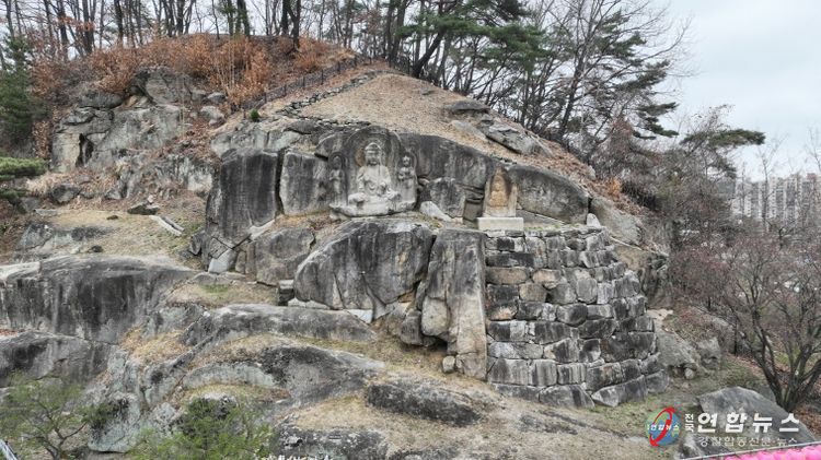 가흥동 마애여래삼존상 및 여래좌상 전경