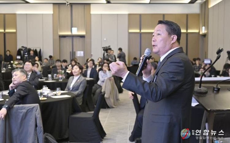 최영일 순창군수가 농어촌 기본소득 시범사업 성과창출 협의체 출범식에서 송미령 농림축산식품부 장관과 전문가들이 참석한 가운데, 순창형 기본소득 모델과 농촌 기본사회 비전을 발표하고 있다