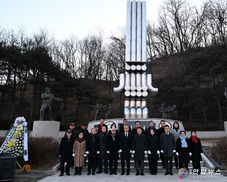 김동근 시장이 1월 2일 자일동 현충탑에서 신년 참배를 하고 있다.