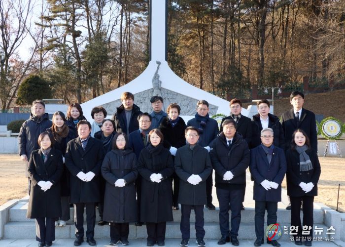 용인특례시의회 의원들은 2일 처인구 김량장동 현충탑을 찾아 순국선열과 호국영령의 숭고한 희생정신을 기리며 새해 첫 의정활동을 시작했다.