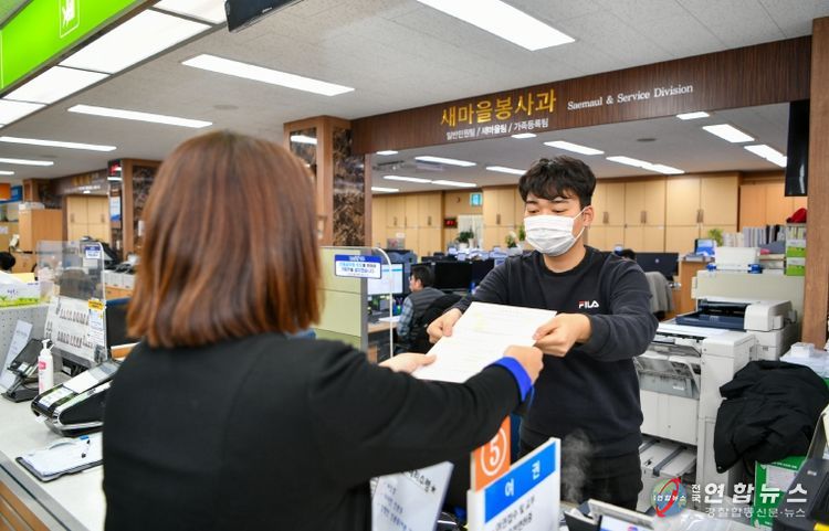 영주시청 _월요 야간민원실_에서 민원인이 여권을 신청하고 있다.