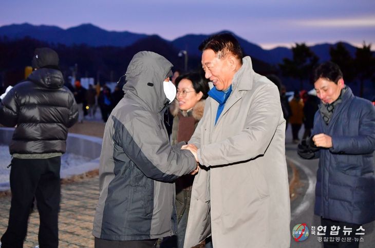 김한종 장성군수가 1일 장성호 제방 해맞이 행사에서 군민들과 새해 인사를 나누고 있다.