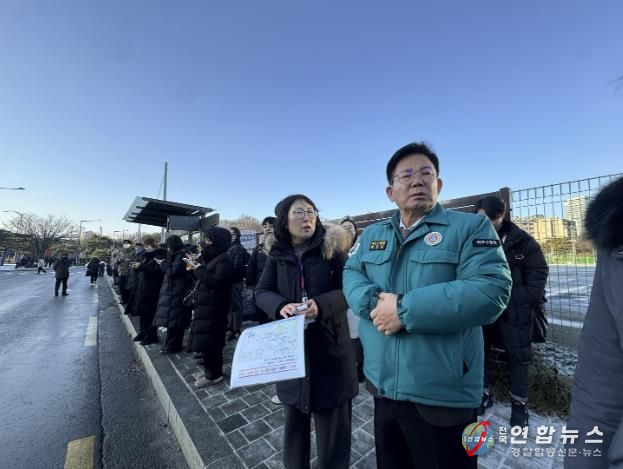 디지털미디어시티(DMC)역을 찾아 무료 셔틀버스 운행을 살피는 박강수 마포구청