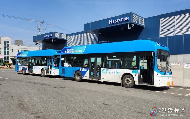 수소충전소에서 충전중인 버스
