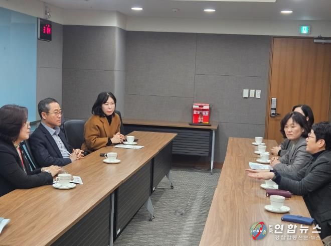 22일 윤은미 천안시 복지정책국장이 충남도청 보건복지국과 인구전략국 등 복지 관련 부서를 방문해 현안 사업을 설명하고 있다.