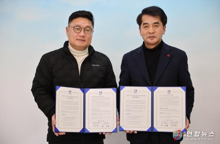 ㈜충북고속, 시외버스 노선 유지 및 교통서비스 향상 위한 업무협약 체결-전인국 대표와 최재형 군수